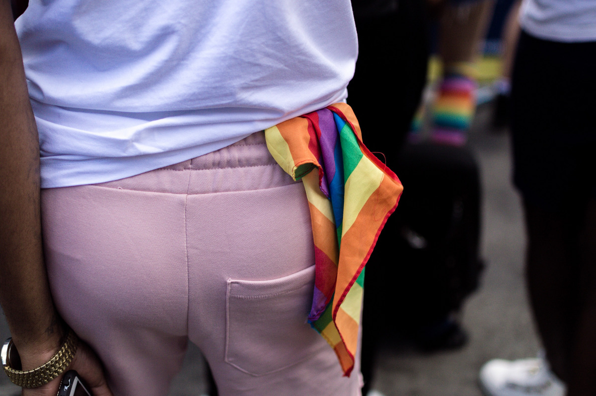Eine Regenbogenflagge, die die Bewegung für die Rechte Nicht-Heterosexueller symbolisiert, steckt in einer Hosentasche.