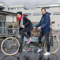 Fränzi Kühne und Boontham Temaismithi auf einem Tandem.