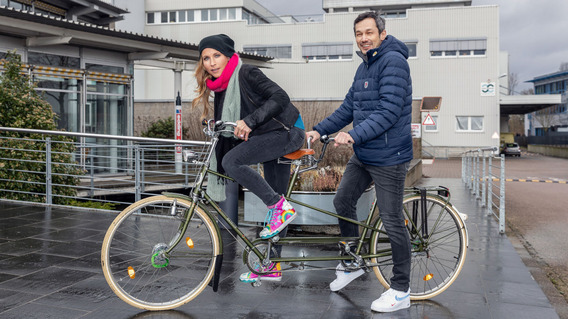 Fränzi Kühne und Boontham Temaismithi auf einem Tandem.