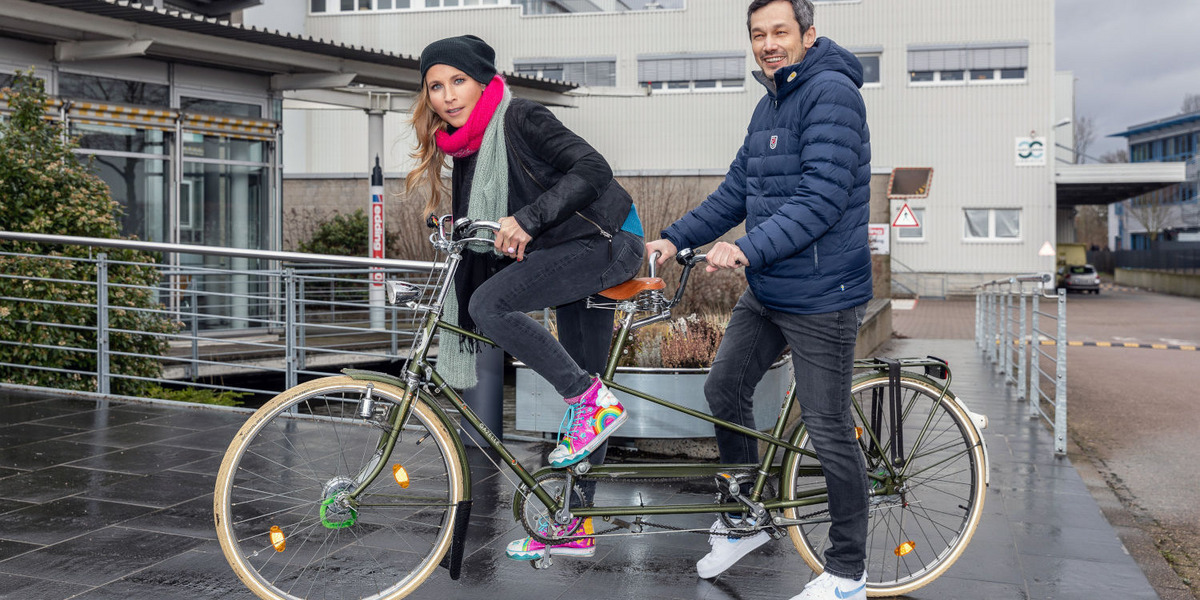 Fränzi Kühne und Boontham Temaismithi auf einem Tandem.