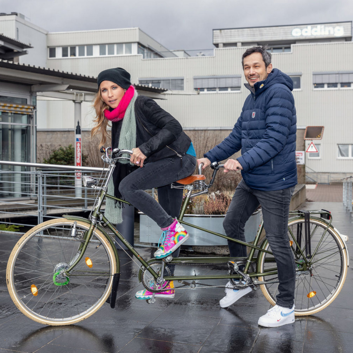 Fränzi Kühne und Boontham Temaismithi auf einem Tandem.