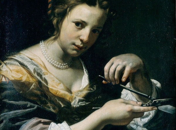 Eine Frau präsentiert ihre Brüste auf dem Tablett