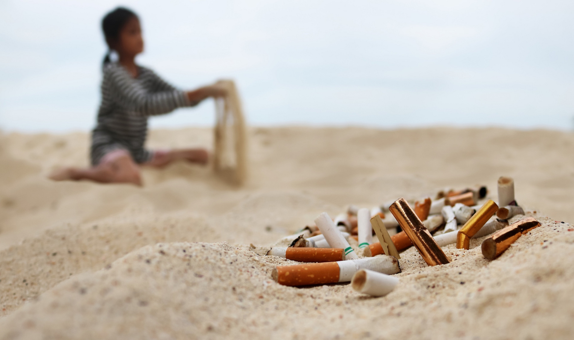 Zigarettenstummel am Sandstrand