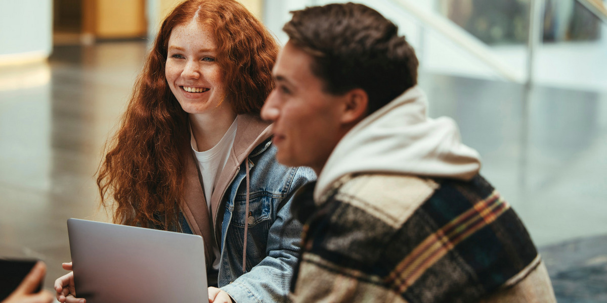 Eine Studentin und ein Student lernen zusammen.