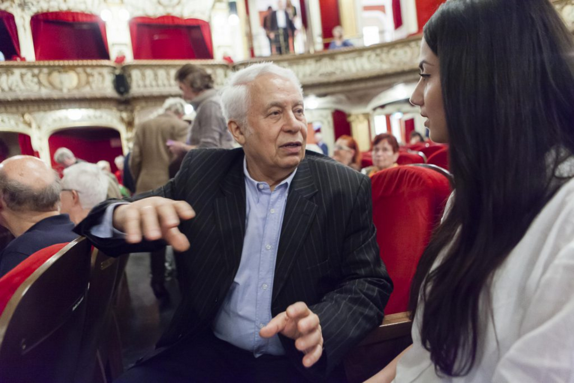 Ein älterer Herr und eine Schülerin besuchen gemeinsam das Theater