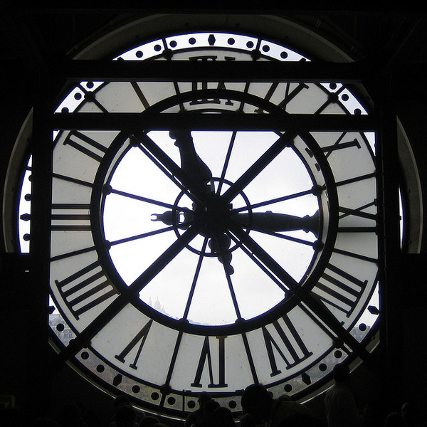 Eine Uhr in einem Turm