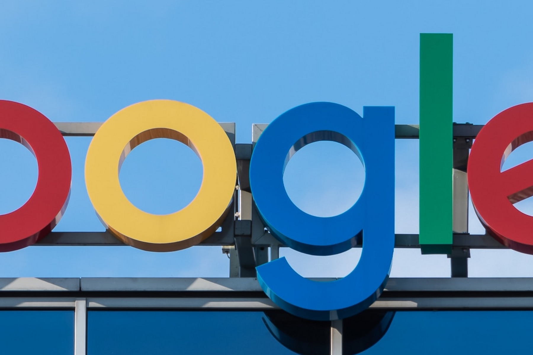Das Google-Logo auf dem Dach eines Hauses mit dem Himmel als Hintergrund