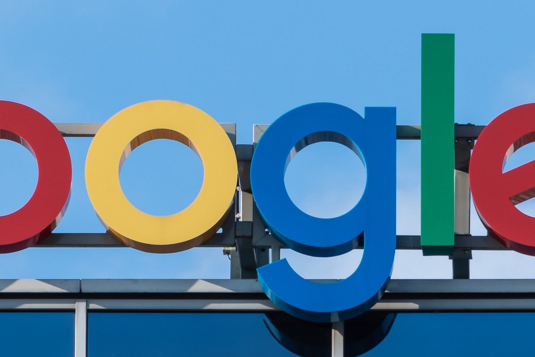 Das Google-Logo auf dem Dach eines Hauses mit dem Himmel als Hintergrund