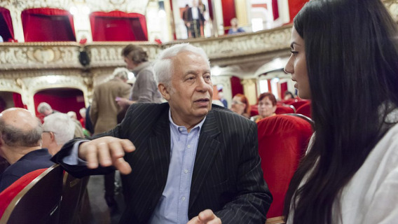 Ein älterer Herr und eine Schülerin besuchen gemeinsam das Theater