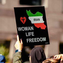 Ein Protestschild mit der Aufschrift "Iran: Woman, Life, Freedom"