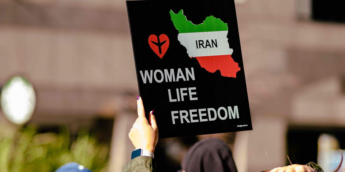 Ein Protestschild mit der Aufschrift "Iran: Woman, Life, Freedom"