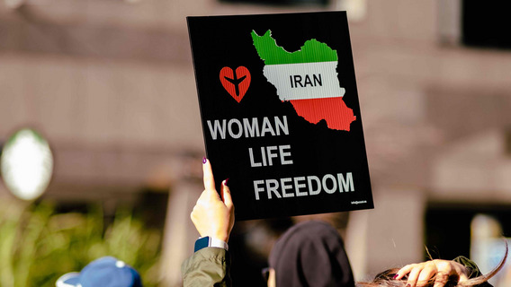 Ein Protestschild mit der Aufschrift "Iran: Woman, Life, Freedom"