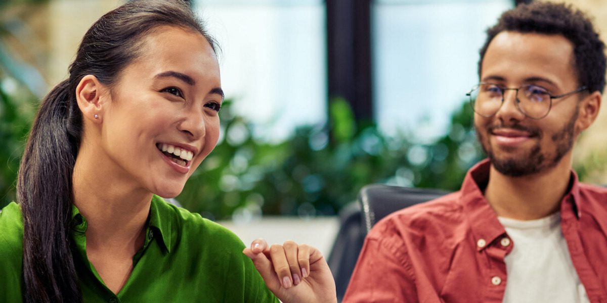 Junge Frau und junger Mann im Gespräch