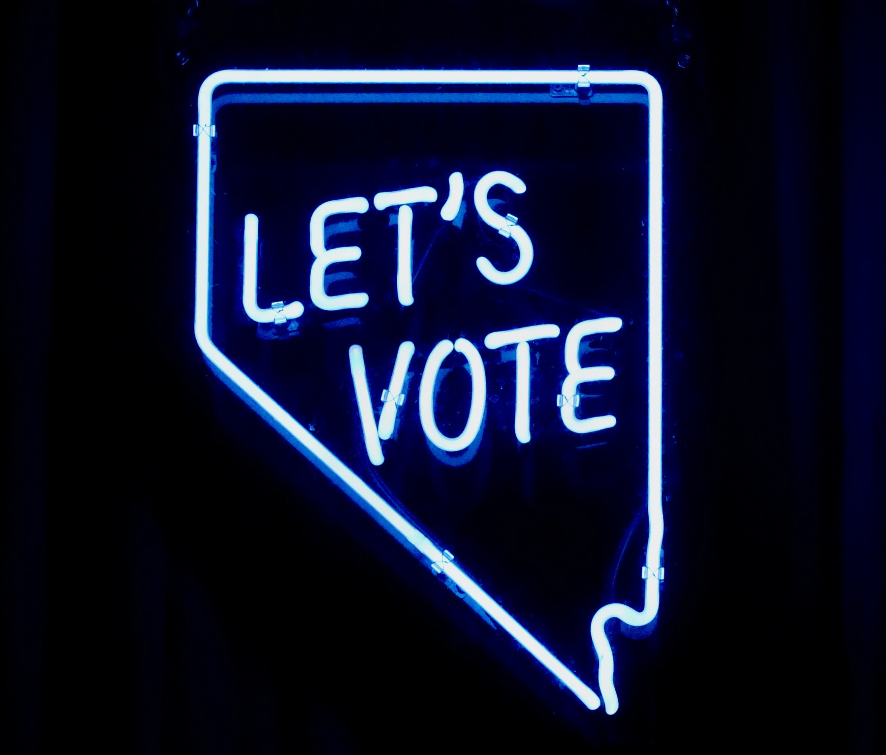 Eine Leuchtreklame mit dem Aufruf "Let's vote" ("Lasst uns wählen")