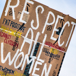 Ein Protestschild zum Internationalen Frauentag