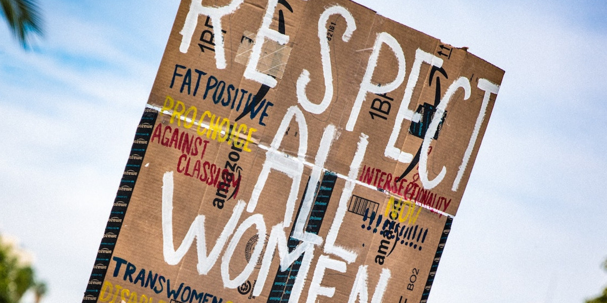 Ein Protestschild zum Internationalen Frauentag