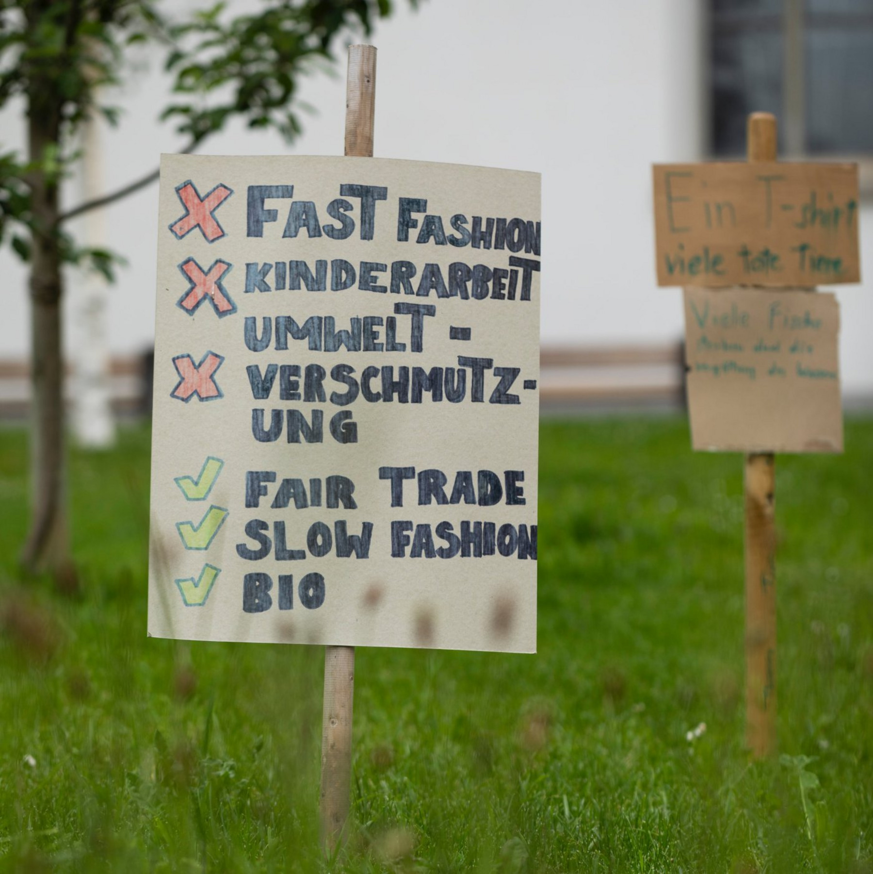 Ein Demo-Plakat gegen die Fast-Fashion-Industrie.