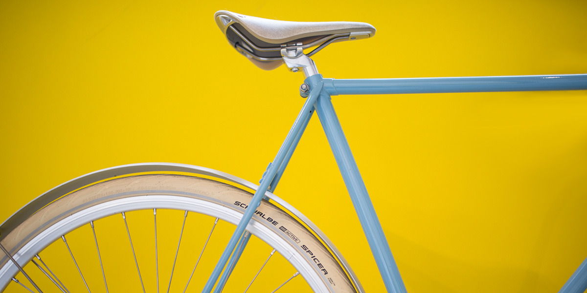 Ein Fahrrad der Firma Roetz Bikes vor gelbem Hintergrund.