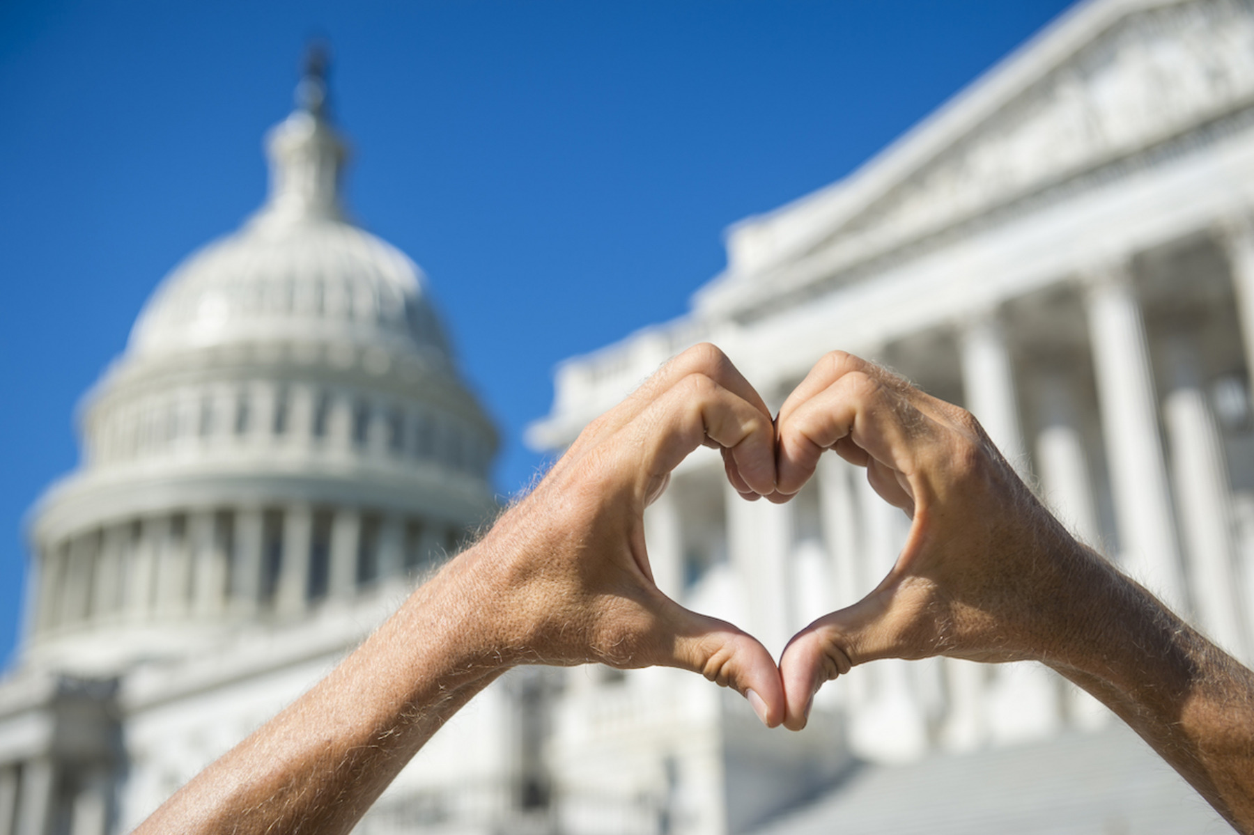 Eine Person formt ein Herz mit den Händen vor dem Kongress der Vereinigten Staaten.