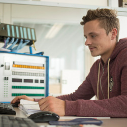 Ein Berufsschüler bei der Arbeit am Computer.