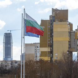 Die bulgarische Flagge und die der EU wehen vor einer Wohnsiedlung in Bulgarien