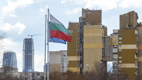 Die bulgarische Flagge und die der EU wehen vor einer Wohnsiedlung in Bulgarien