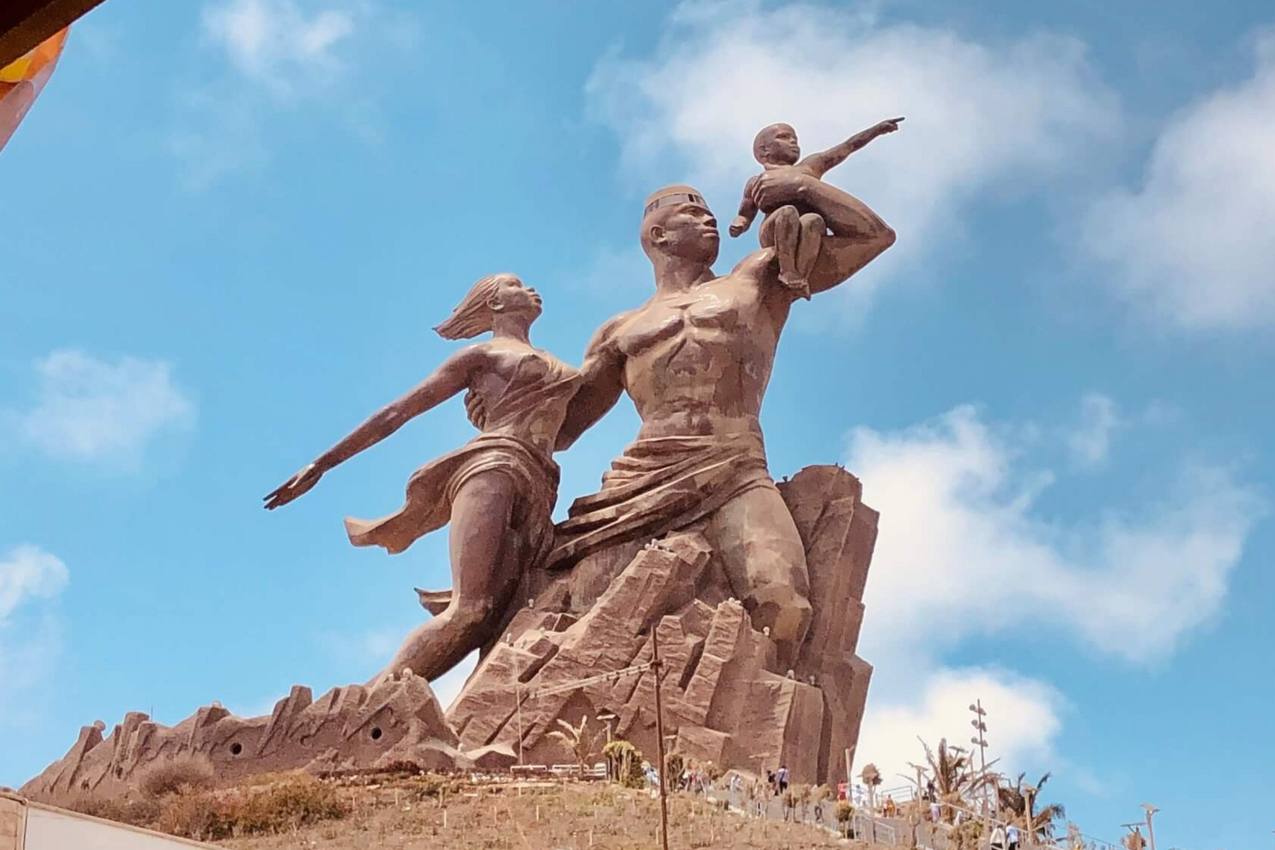 Das Monument der afrikanischen Wiedergeburt, eine große Statue in Dakar, Senegal, die einen Mann mit einem Kind im Arm zeigt, gefolgt von einer Frau