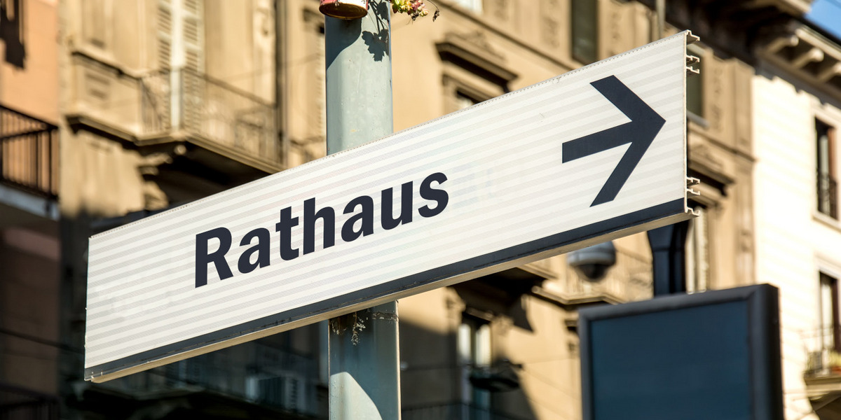 Ein Wegweiser mit der Aufschrift "Rathaus".