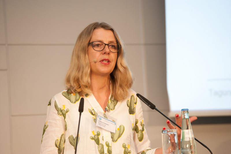 Professorin Dr. Sabine Andresen steht auf einem Podium