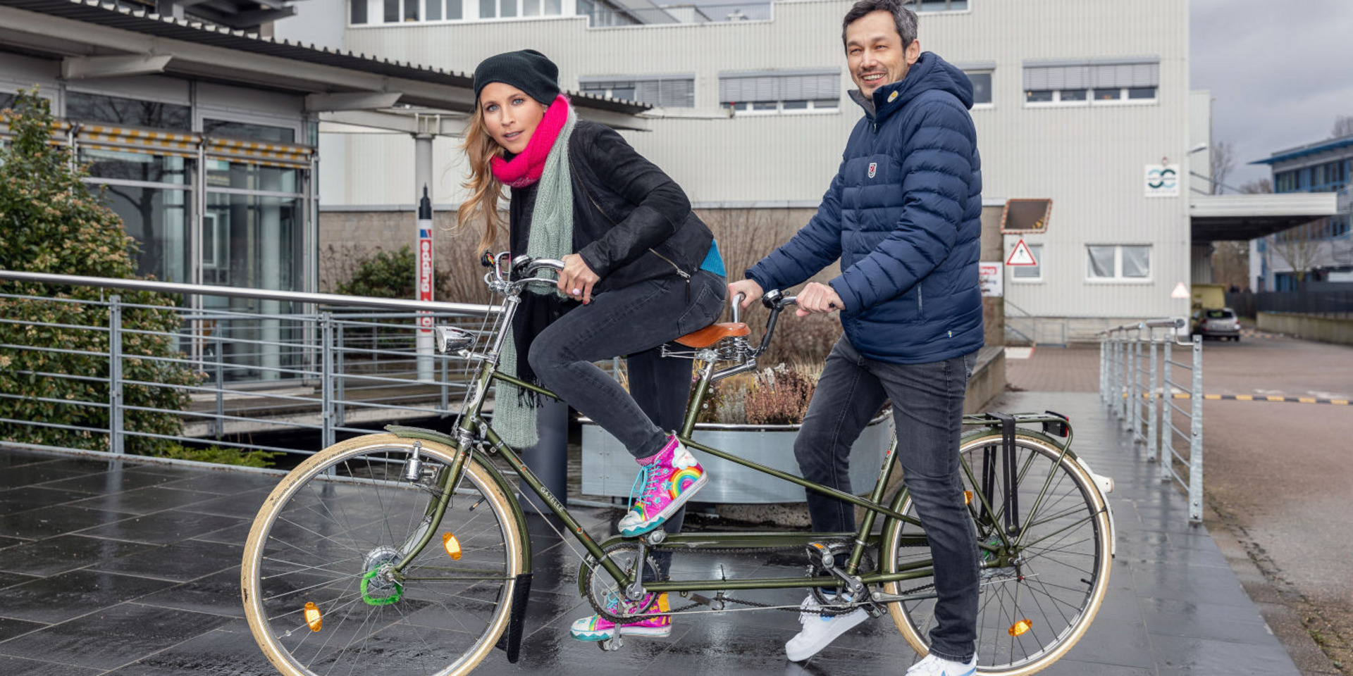 Fränzi Kühne und Boontham Temaismithi auf einem Tandem.