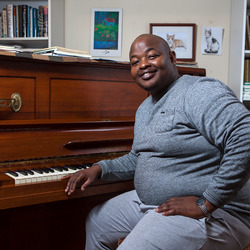 Lukhanyo Moyake sitzt am Klavier.