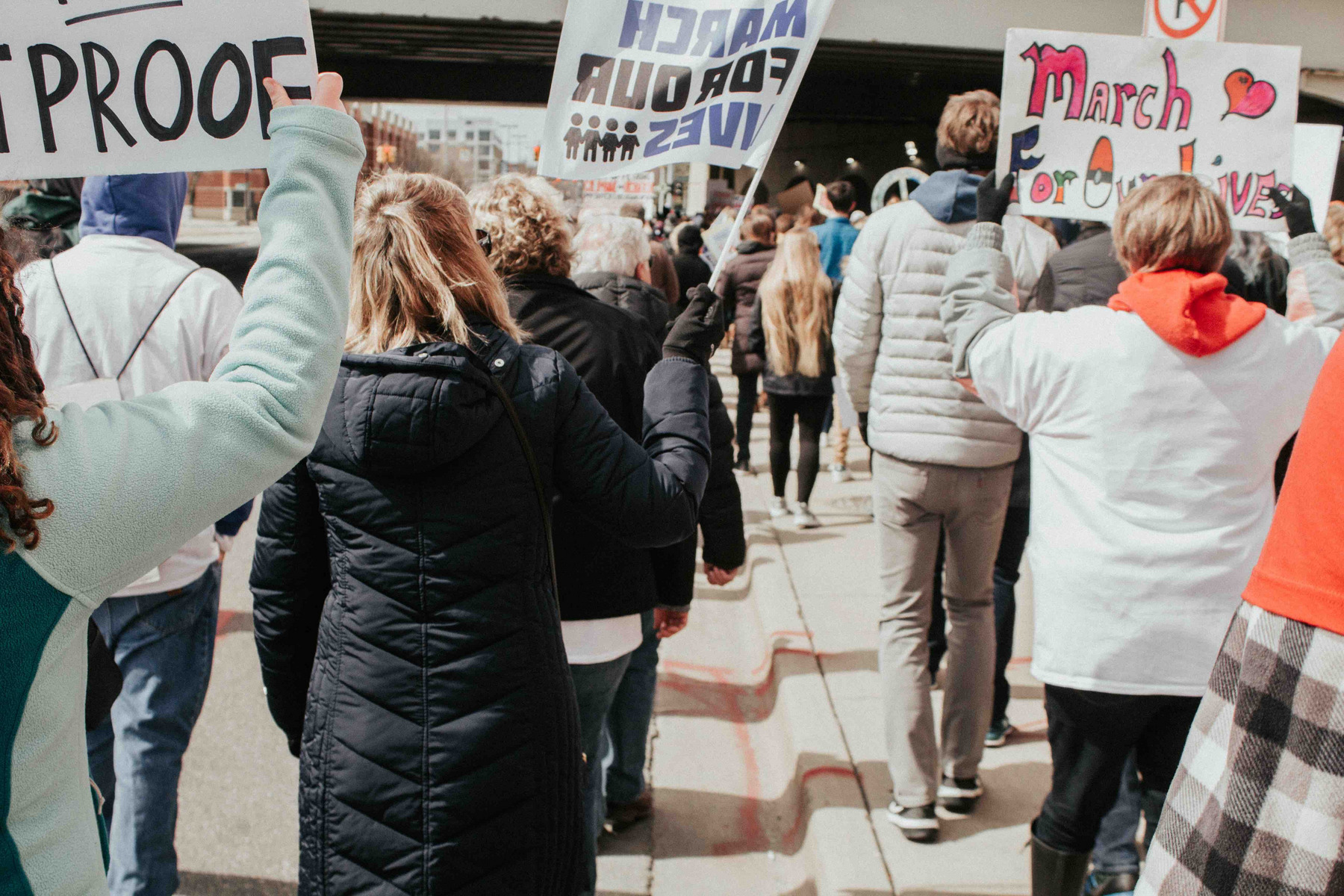 Menschen demonstrieren und tragen Schilder mit dem Text "March for Our Lives"