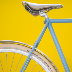 Ein Fahrrad der Firma Roetz Bikes vor gelbem Hintergrund.