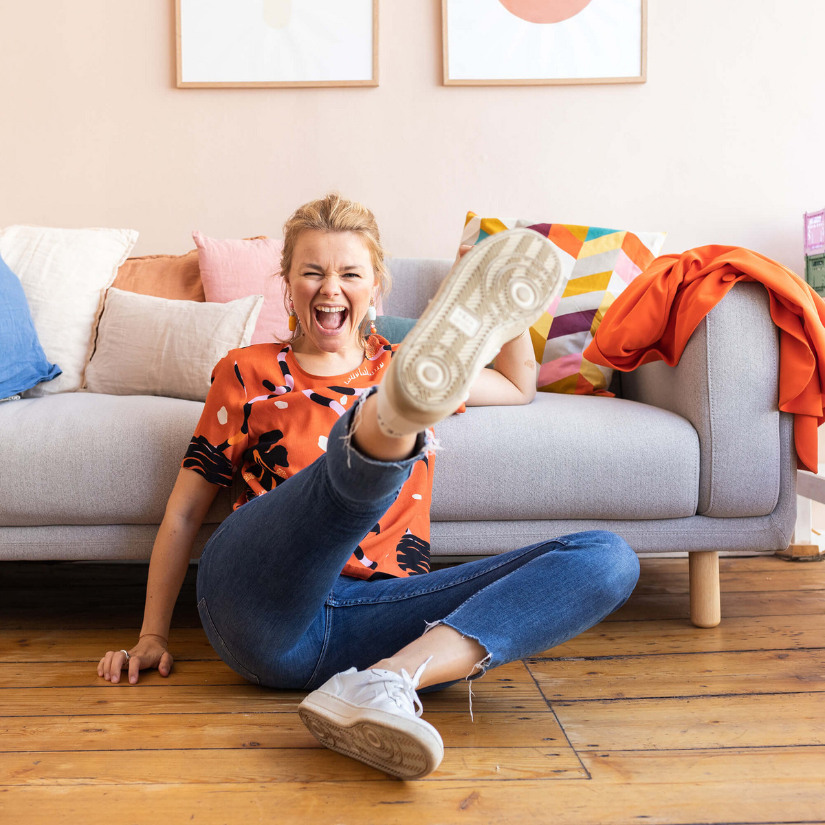 Vera Strauch lieht unbequem vor einem Sofa