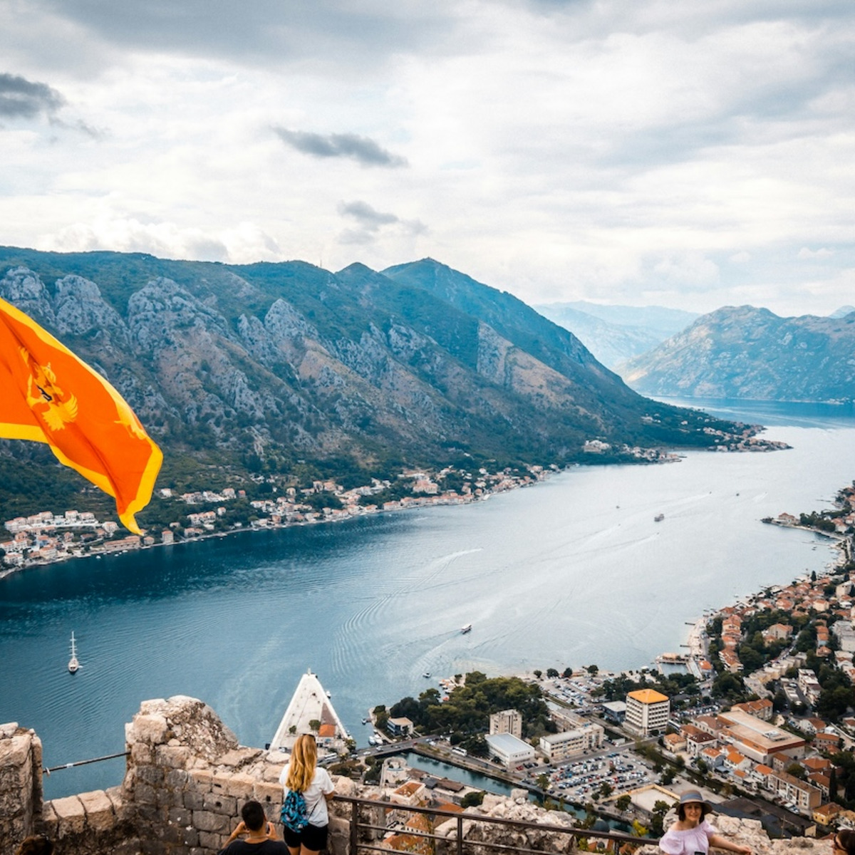 Blick von der Festung in der Stadt Kotor auf die Bucht, mit montenegrinischer Flagge