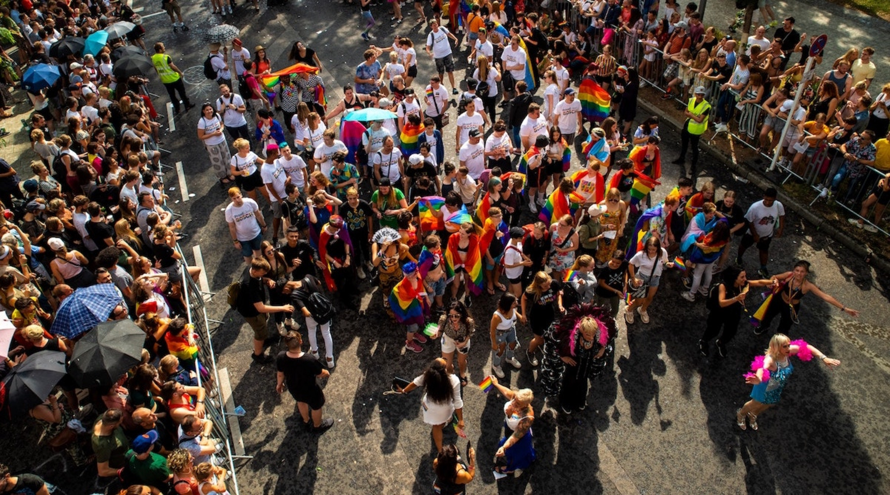 Eine große Gruppe Menschen demonstriert beim jährlichen Christopher Street Day