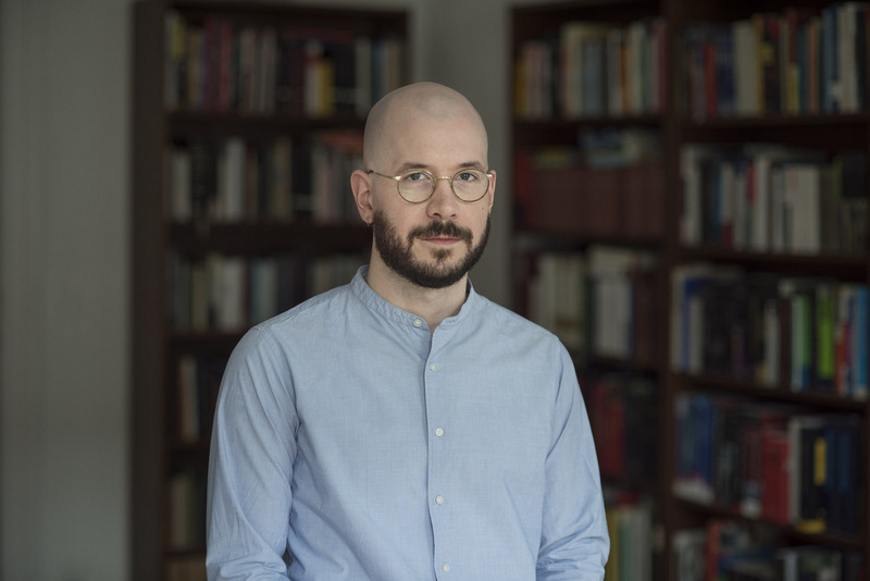 Ein Porträt des Vikars Christopher Schuller von der evangelischen Kirchengemeinde St. Markus in Berlin-Friedrichshain