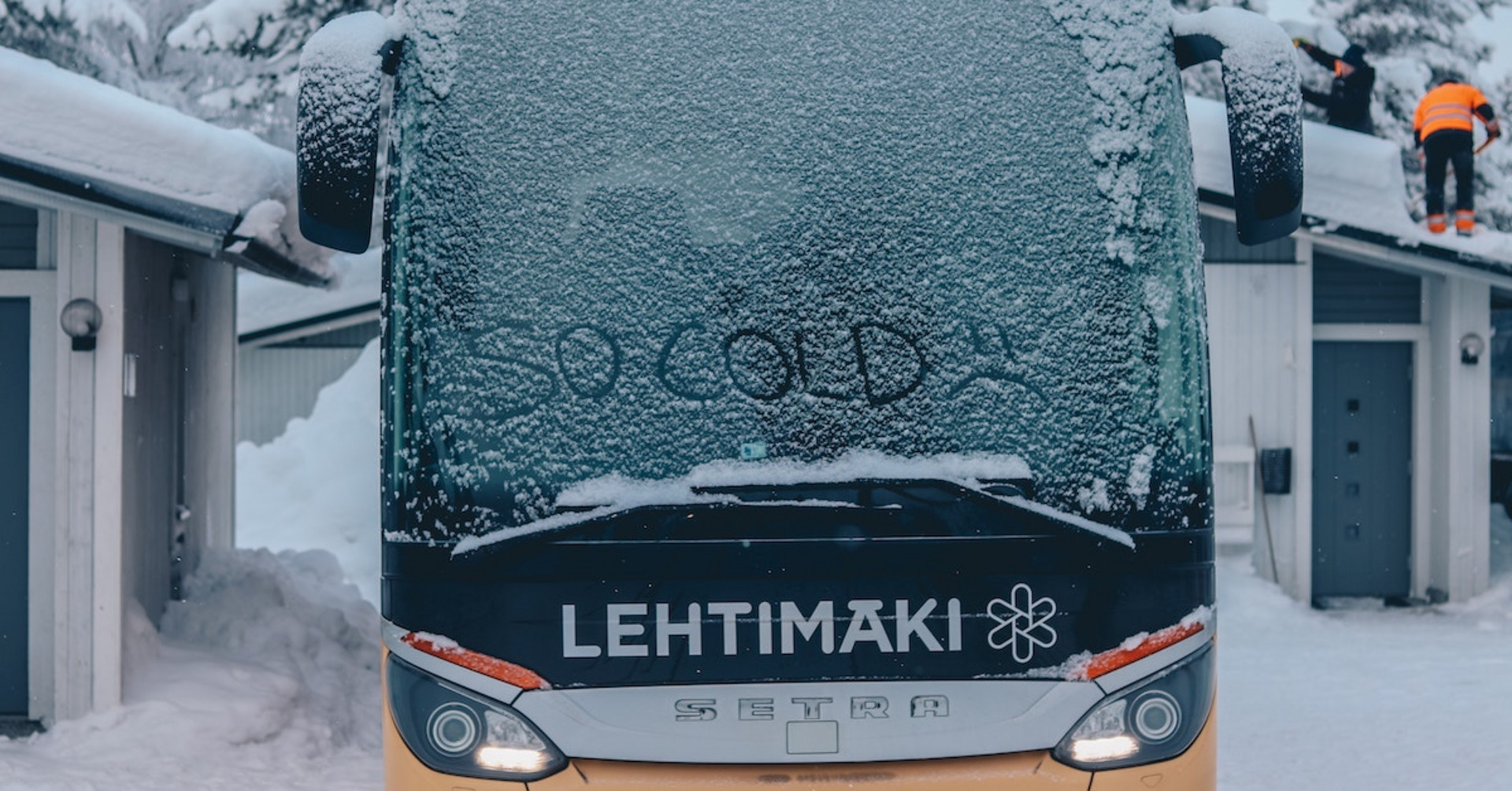 Jemand hat „So cold“ im Schnee geschrieben auf der Windschutzscheibe von einem finnischen Bus.