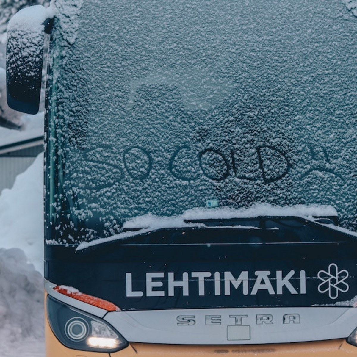 Jemand hat „So cold“ im Schnee geschrieben auf der Windschutzscheibe von einem finnischen Bus.