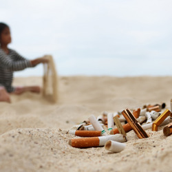 Zigarettenstummel am Sandstrand