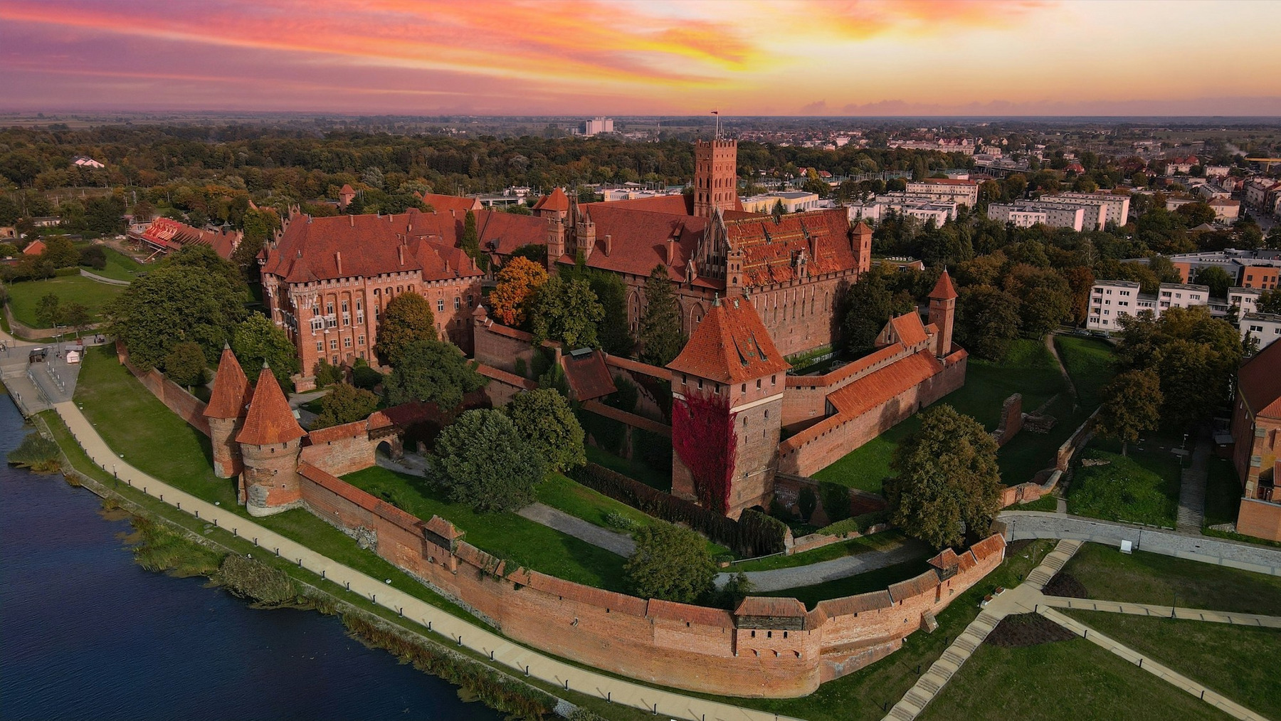 Die Marienburg aus der Vogelperspektive, im Hintergrund die Stadt Malbork