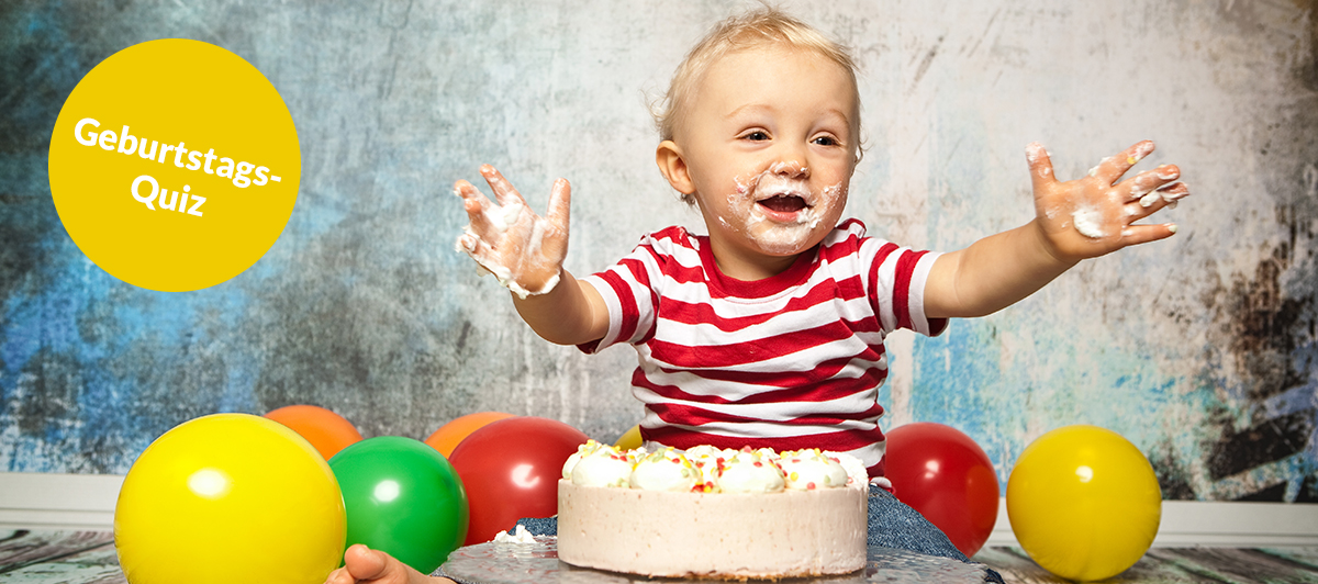 Ein Baby mit einer Geburtstagstorte.