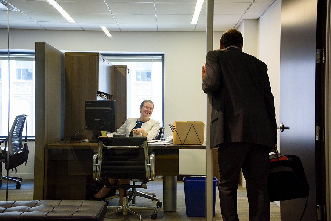 Emily Hruban sitz in ihrem Büro am Schreibtisch.