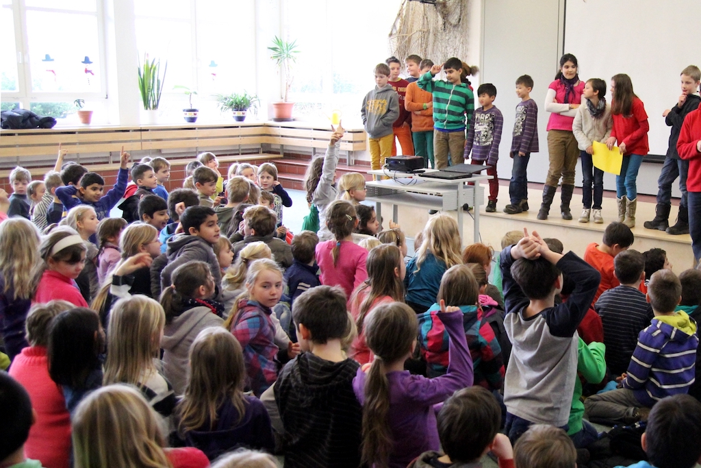 Schüler in der Aula bei einer Filmpräsentation gegen Mobbing