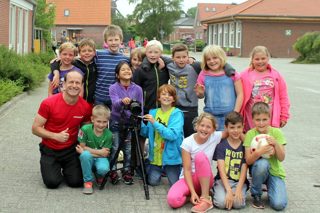 Eine Gruppe von Schülern mit ihrem Projektleiter