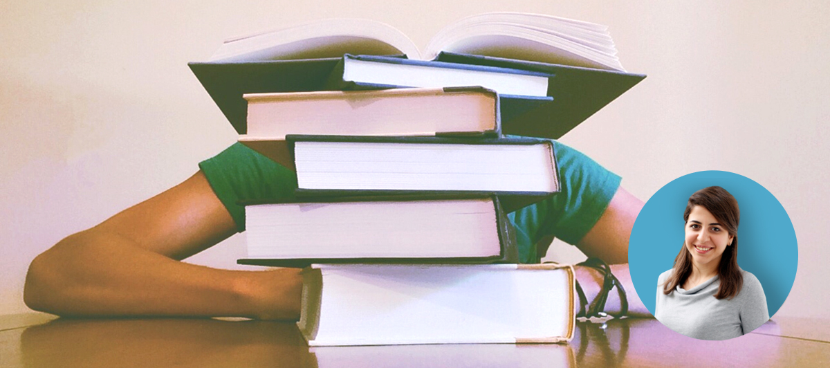 Eine Frau versteckt sich hinter einem Bücherstapel. Rechts unten ist ein Porträt der Kolumnistin Suzanna Alkotaish eingeblendet.