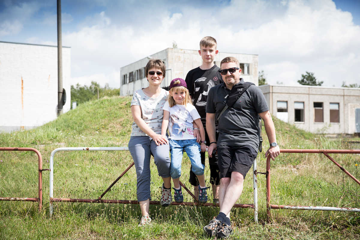 Gundula Lehr mit Familie vor der Gedenkstätte Marienborn.