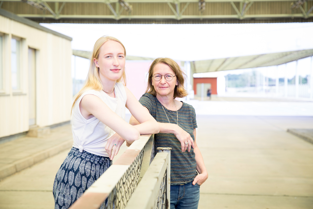 Katharina Röther mit Tochter Nina an der Gedenkstätte Marienborn.