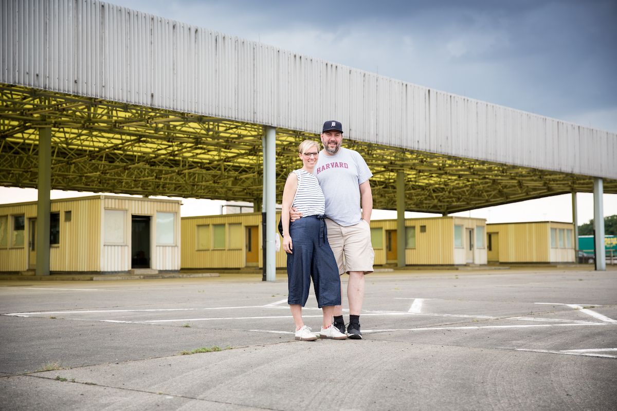 Simon Baranowski mit Partnerin Sabine Seifert vor der Gedenkstätte Marienborn.