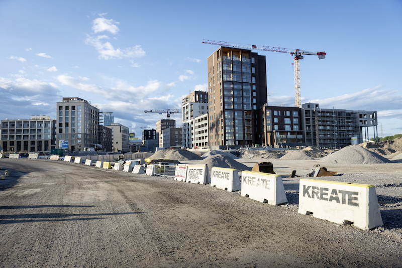 Zementblöcke, Kräne und Hochhäuser im Stadtteil Kalasatama in Helsinki.